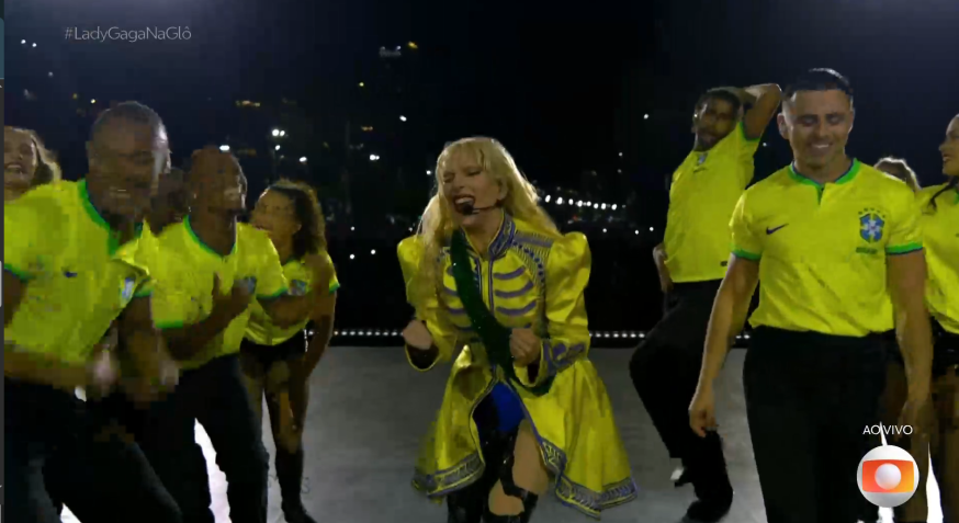 Lady Gaga se caracterizou com um figurino com as cores da bandeira do Brasil em seu show em Copacabana • Reprodução/ Globoplay