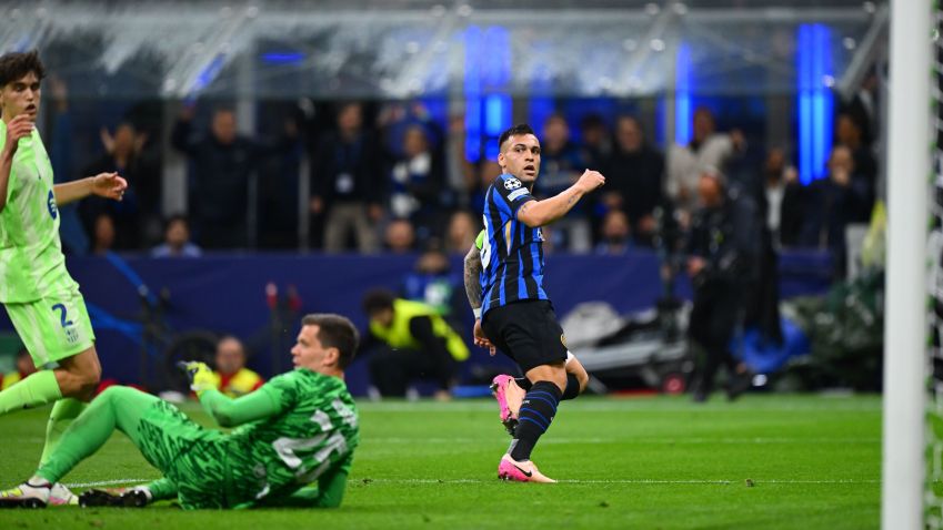 Lautaro Martínez corre para comemorar o primeiro gol da Inter de Milão contra o Barcelona • Divulgação/Inter