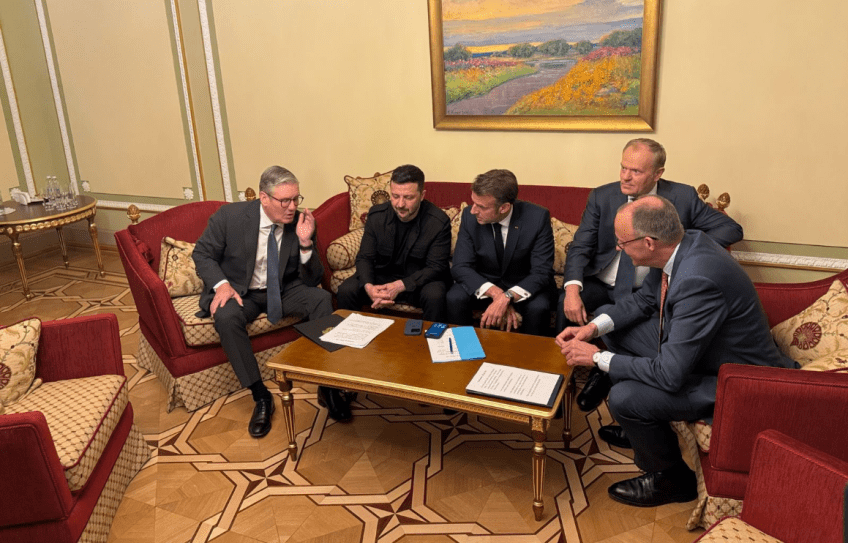 Evropští lídři se setkali s ukrajinským prezidentem Volodymyrem Zelenským, aby vyzvali k zastavení palby ve válce mezi Ruskem a Ukrajinou. • @andrii_sybiha/X