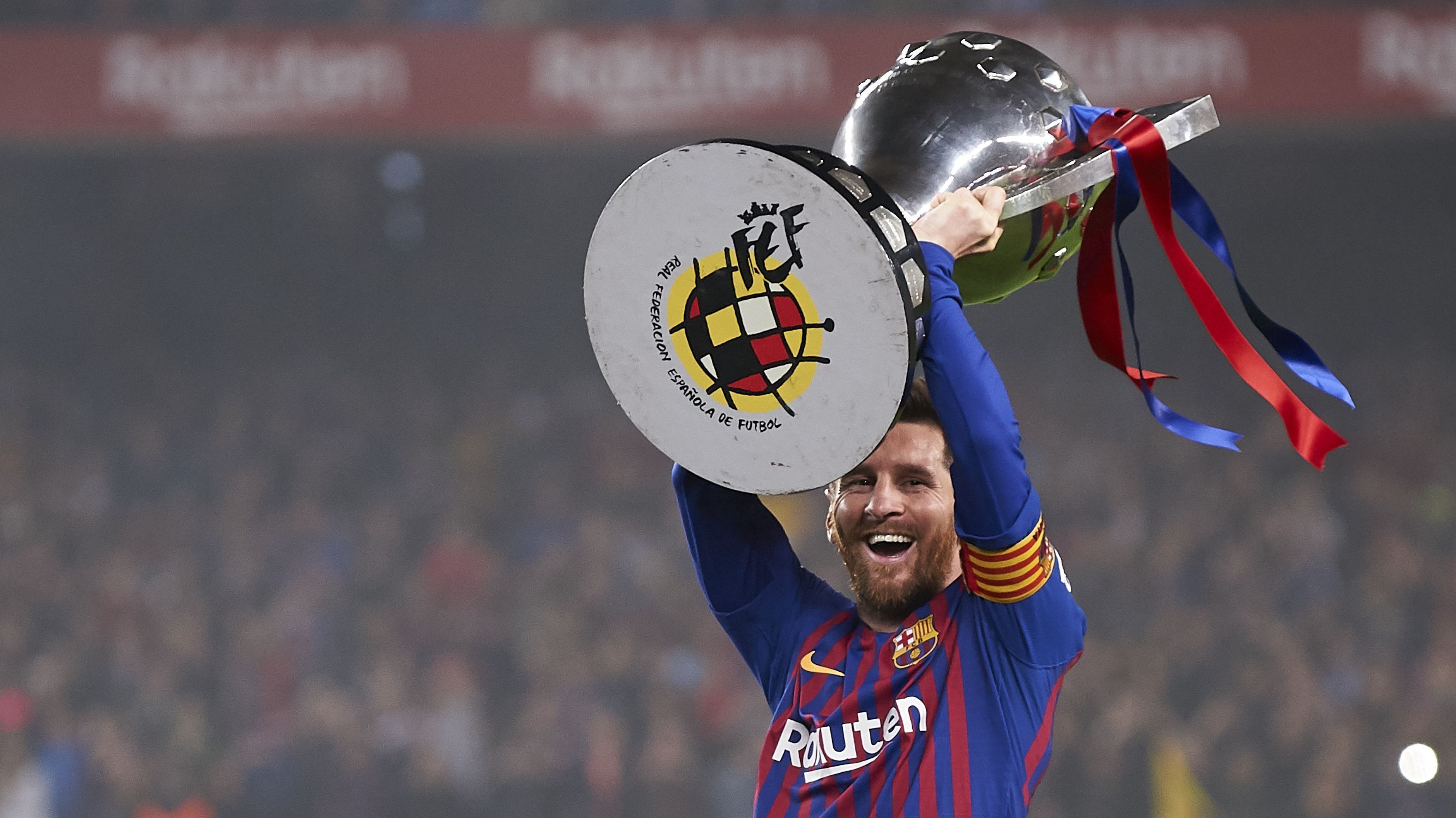 Lionel Messi, então no Barcelona, com o troféu de LaLiga da temporada 2018-19