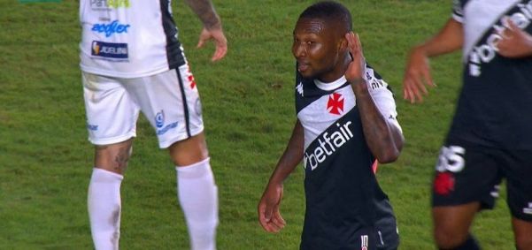 O gesto de Loide Augusto para Fernando Diniz