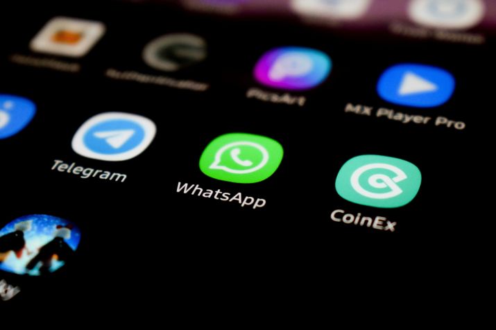 O WhatsApp pode ser um dos apps que mais consome o armazenamento do seu celular. • Unsplash/LonelyBlue