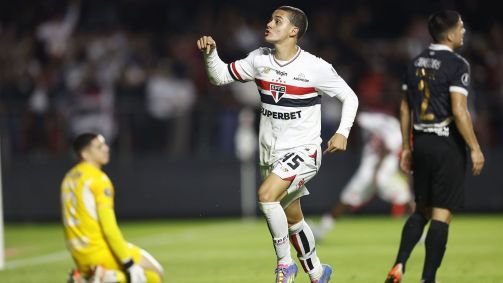 Lucca comemora gol contra o Libertad pela Libertadores, no MorumBIS
