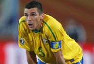 Pentacampeão mundial, Lúcio sofre acidente doméstico e é internado