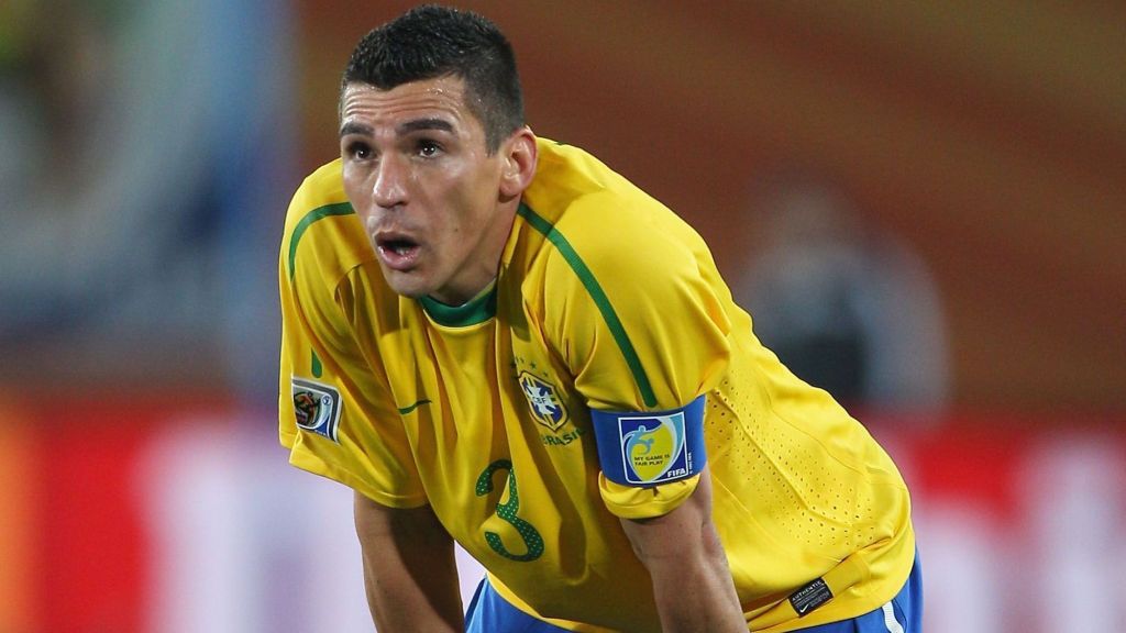 Zagueiro Lúcio em jogo da Seleção Brasileira na Copa de 2010