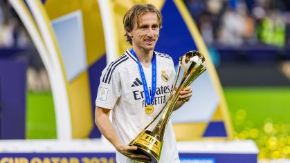 Luka Modric com a taça da Intercontinental