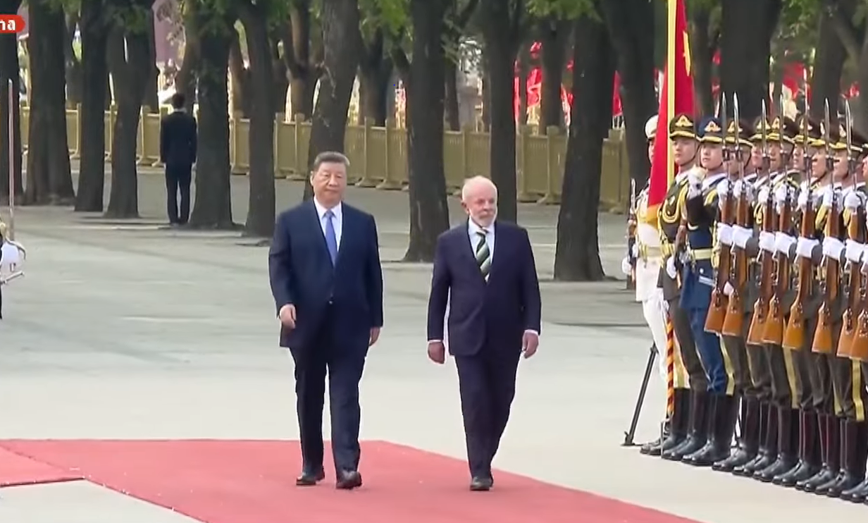 Presidente do Brasil, Lula, e presidente da China Xi Jinping se encontram em cerimônia em Pequim.