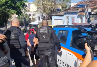 "Me perdoa, gente", diz mãe de bandido preso após assalto a ônibus no Rio