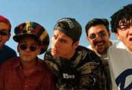 Jaqueta usada por equipe dos Mamonas Assassinas é encontrada sobre caixão