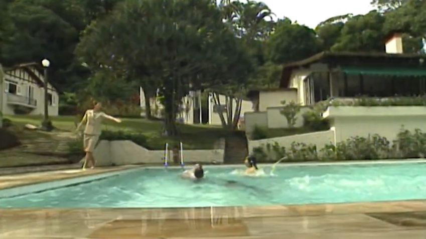 Cena da piscina da mansão de Otavio Jordão em "A Viagem" (1994) • Reprodução/Globoplay