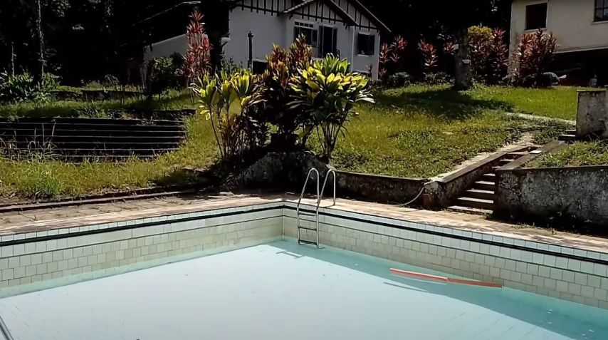 Piscina da mansão de Otavio Jordão, de "A Viagem", hoje em dia • Youtube/Jorginho e os Rubros