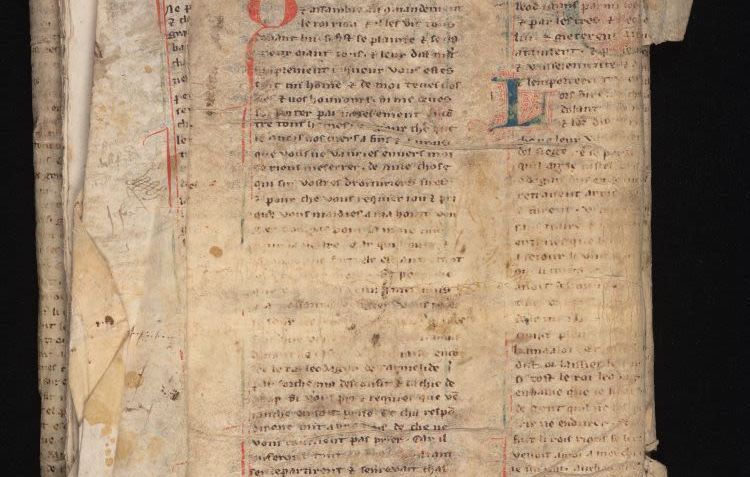 Floreios azuis e vermelhos em algumas das letras permitiram aos pesquisadores datar o manuscrito do final do século 13 ao início do século 14 • Universidade de Cambridge