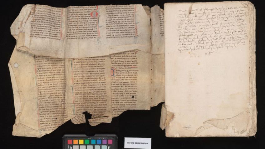Parte do texto, escrito em francês antigo, estava desbotado ou desgastado pelo tempo, provavelmente por conta de uma tira de couro • Universidade de Cambridge