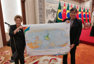 Ao lado de Dilma, presidente do IBGE exibe “novo mapa-múndi” na China