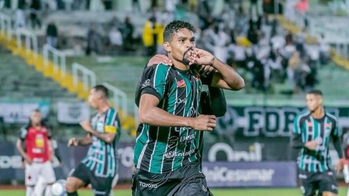 O zagueiro Ronald em ação pelo Maringá