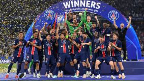 Marquinhos levanta o troféu da Champions League do PSG