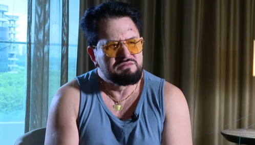Sertanejo caiu de palco de três metros de altura e teve várias fraturas