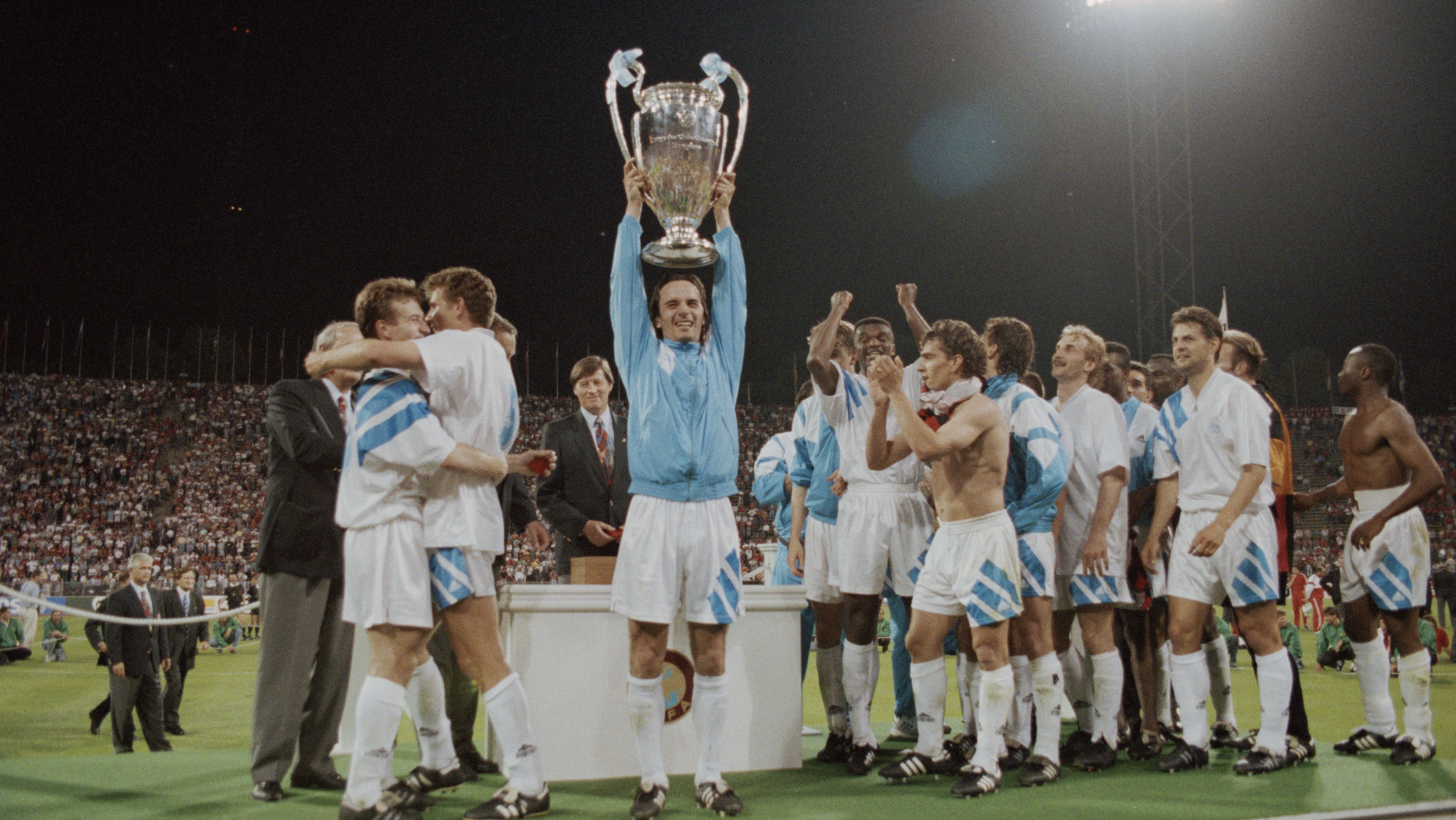 Pódio da final da Copa dos Campeões (hoje Liga dos Campeões da UEFA), temporada 1992-1993, entre o Marseille e o Milan. O Marseille venceu por 1 a 0.