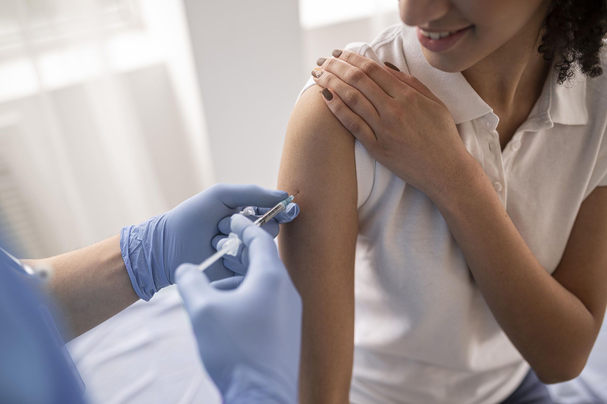 medico-vacinando-um-paciente-em-uma-clinica