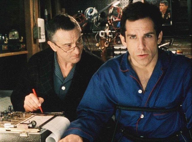 Robert De Niro e Ben Stiller em cena de "Entrando Numa Fria" • Reprodução