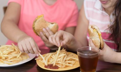 Comer mal pode aumentar risco de menstruar antes da hora, diz estudo