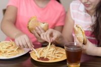 Comer mal pode aumentar risco de menstruar antes da hora, diz estudo