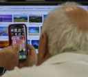 Acesso à internet entre idosos quase quadruplica em 8 anos, aponta IBGE