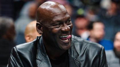 Michael Jordan assistindo jogo da NBA