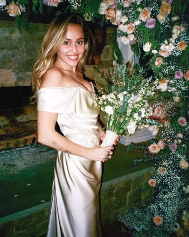 Miley Cyrus usa vestido Vivienne Westwood em casamento com Liam Hemsworth em 2018 • Instagram/ Miley Cyrus