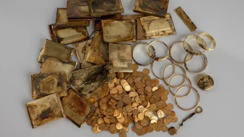 Caixa encontrada em trilha na República Tcheca tinha 598 moedas de ouro e outros itens valiosos