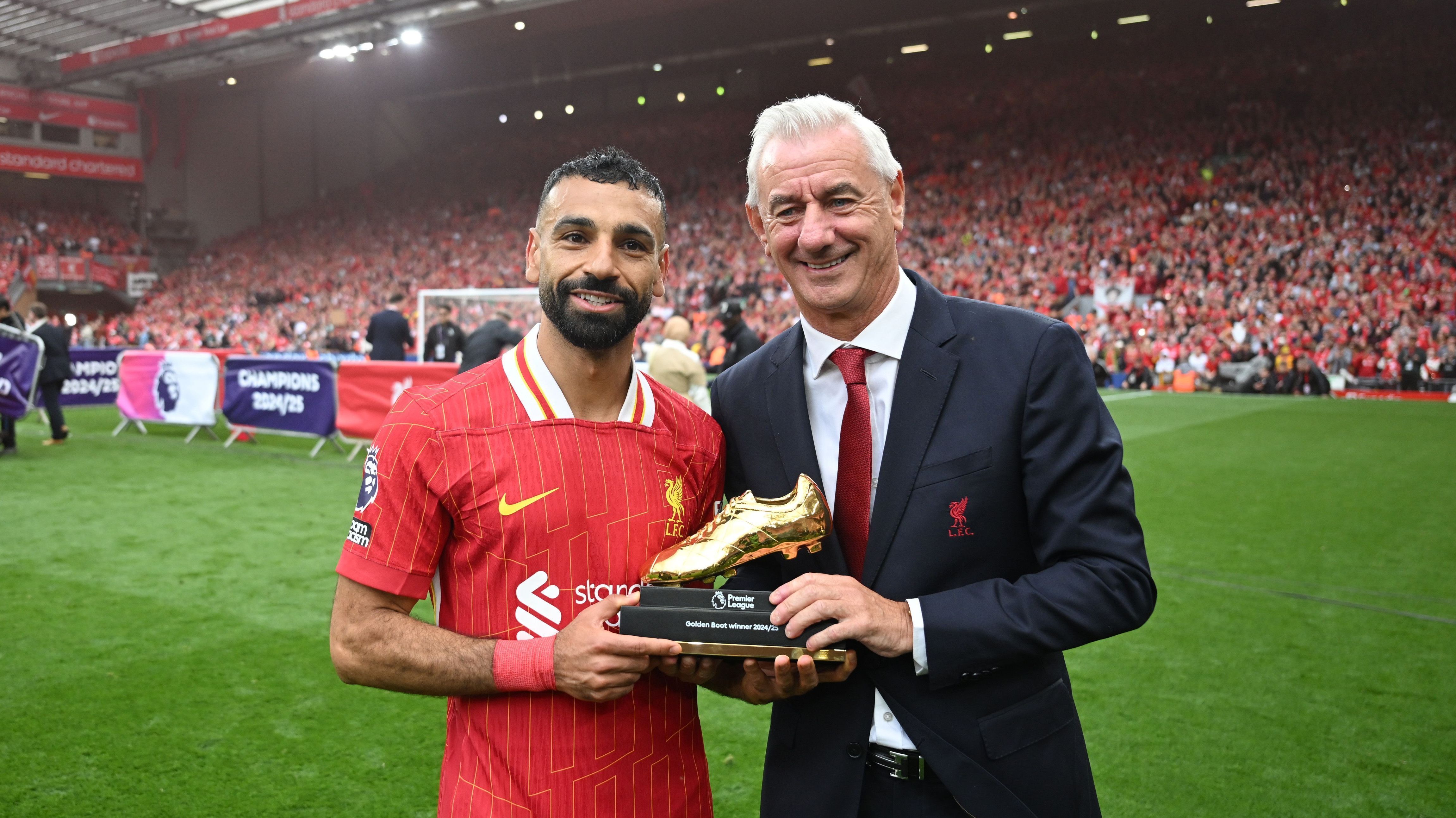 Salah recebe de Ian Rush, ídolo do Liverpool, a Chuteira de Ouro