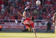 Argentino faz gol de bicicleta de fora da área e jornais pedem Puskás