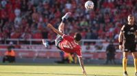 Argentino faz gol de bicicleta de fora da área e jornais pedem Puskás