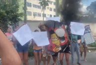 Moradores protestam contra morte de barbeiro na zona Norte do Rio