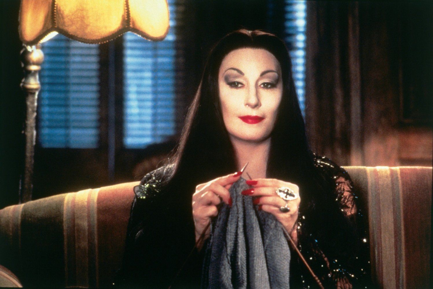 Mortícia Addams (Anjelica Huston), de "A Família Addams" • Reprodução
