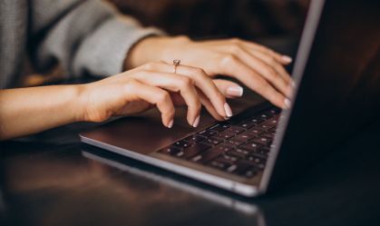 mulher digitando