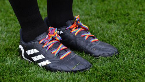 Mulheres trans serão proibidas de jogar futebol feminino na Inglaterra e na Escócia