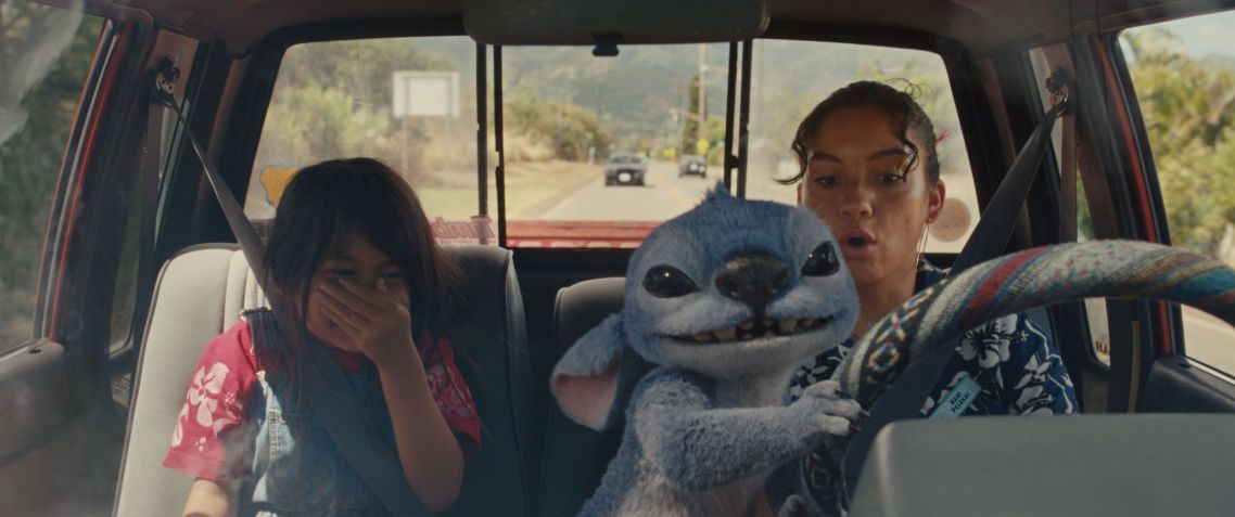 Maia Kealoha como Lilo, Stitch e Sydney Agudong como Nani em live-action • Disney