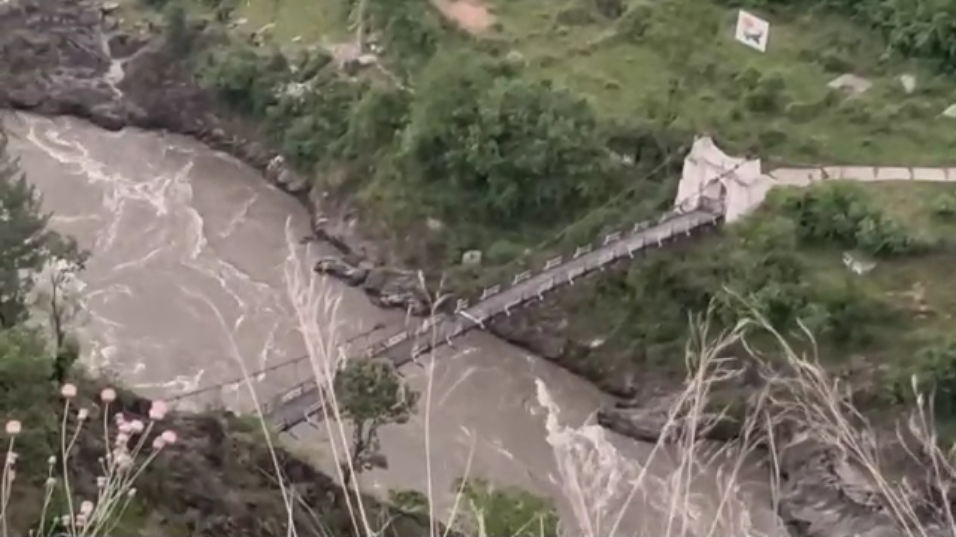 Tensões entre Paquistão e Índia forçam turistas a desistir de explorar o Vale Neelum