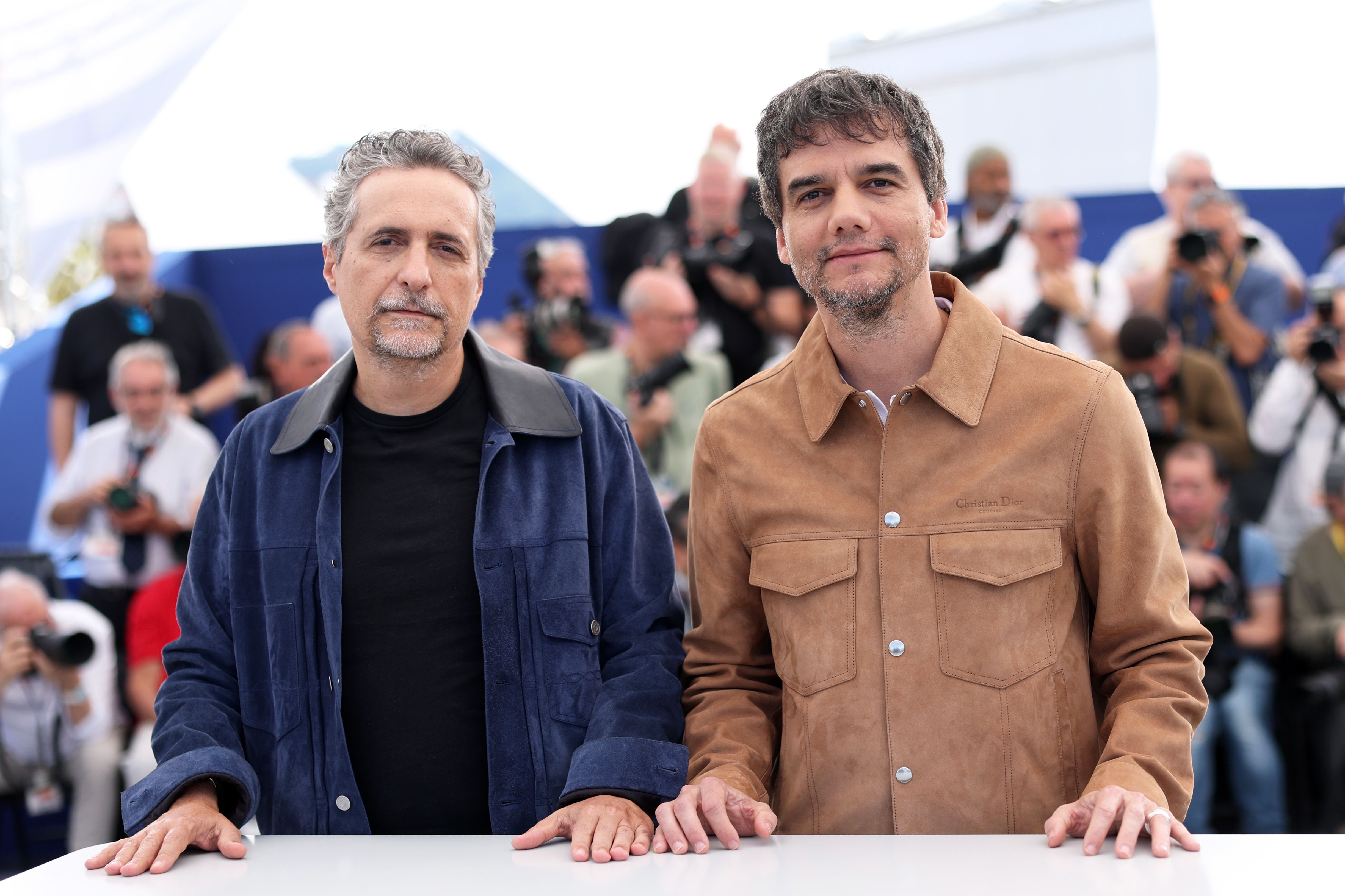 Kleber Mendonça Filho e Wagner Moura posam para foto no Festival de Cannes