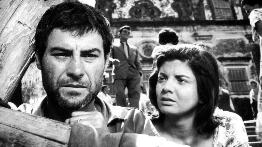 Leonardo Villar e Glória Menezes em cena de "O Pagador de Promessas" • Reprodução