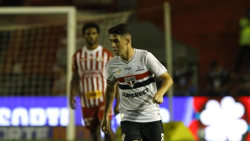 Oscar em ação pelo São Paulo contra o Náutico