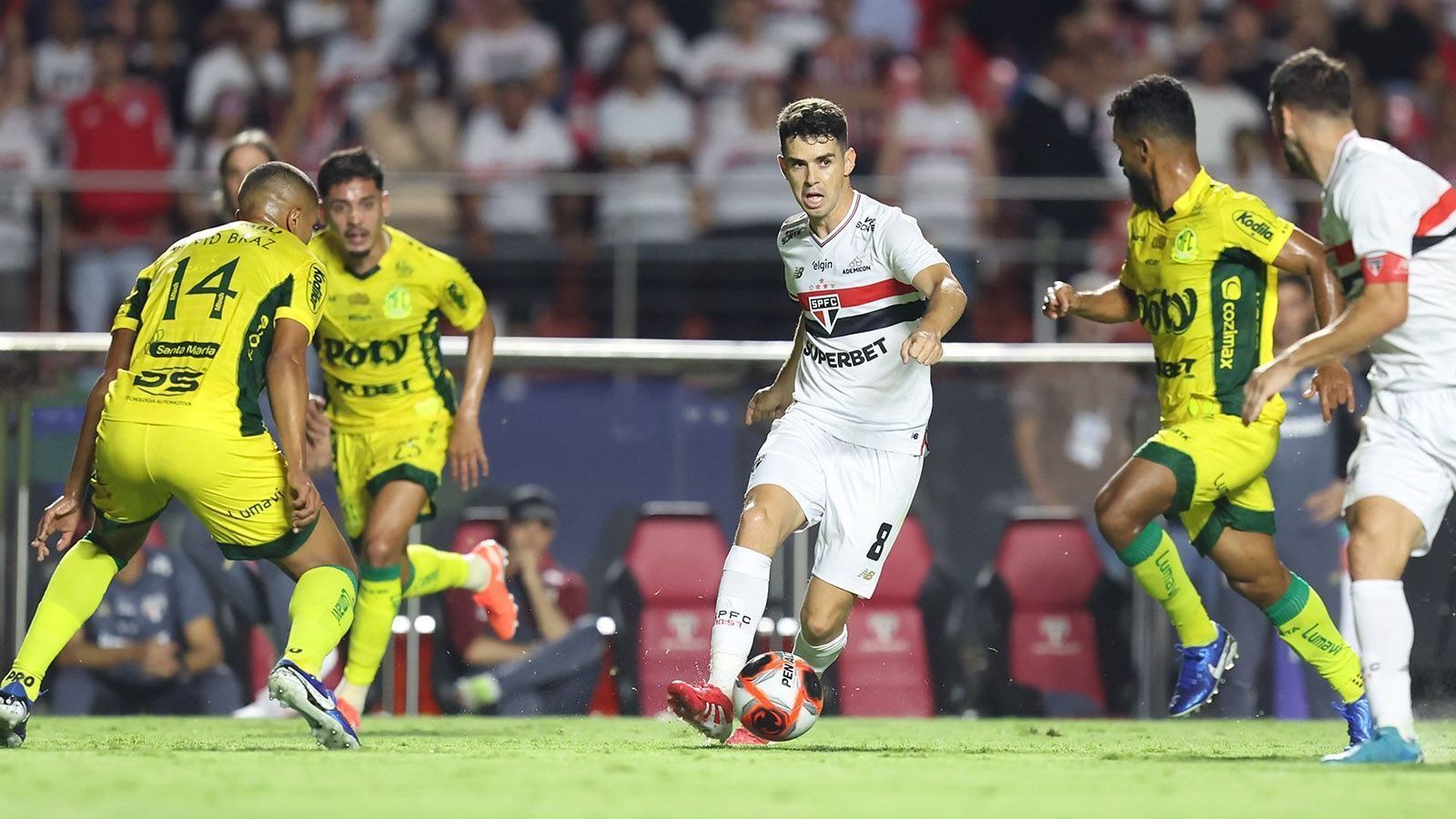 Oscar faz passe em partida contra o Mirassol pelo Paulistão