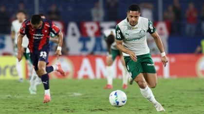 O jogador Vitor Roque, da SE Palmeiras, em jogo contra a equipe do C Cerro Porteño, durante partida válida pela fase de grupos, da Copa Libertadores, no Estádio General Pablo Rojas