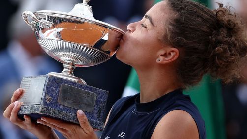A italiana Jasmine Paolini com o troféu do Roma Open