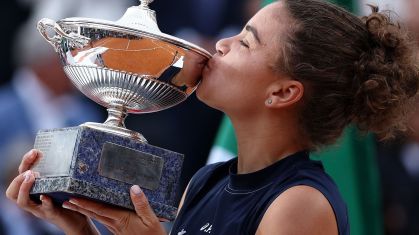 A italiana Jasmine Paolini com o troféu do Roma Open