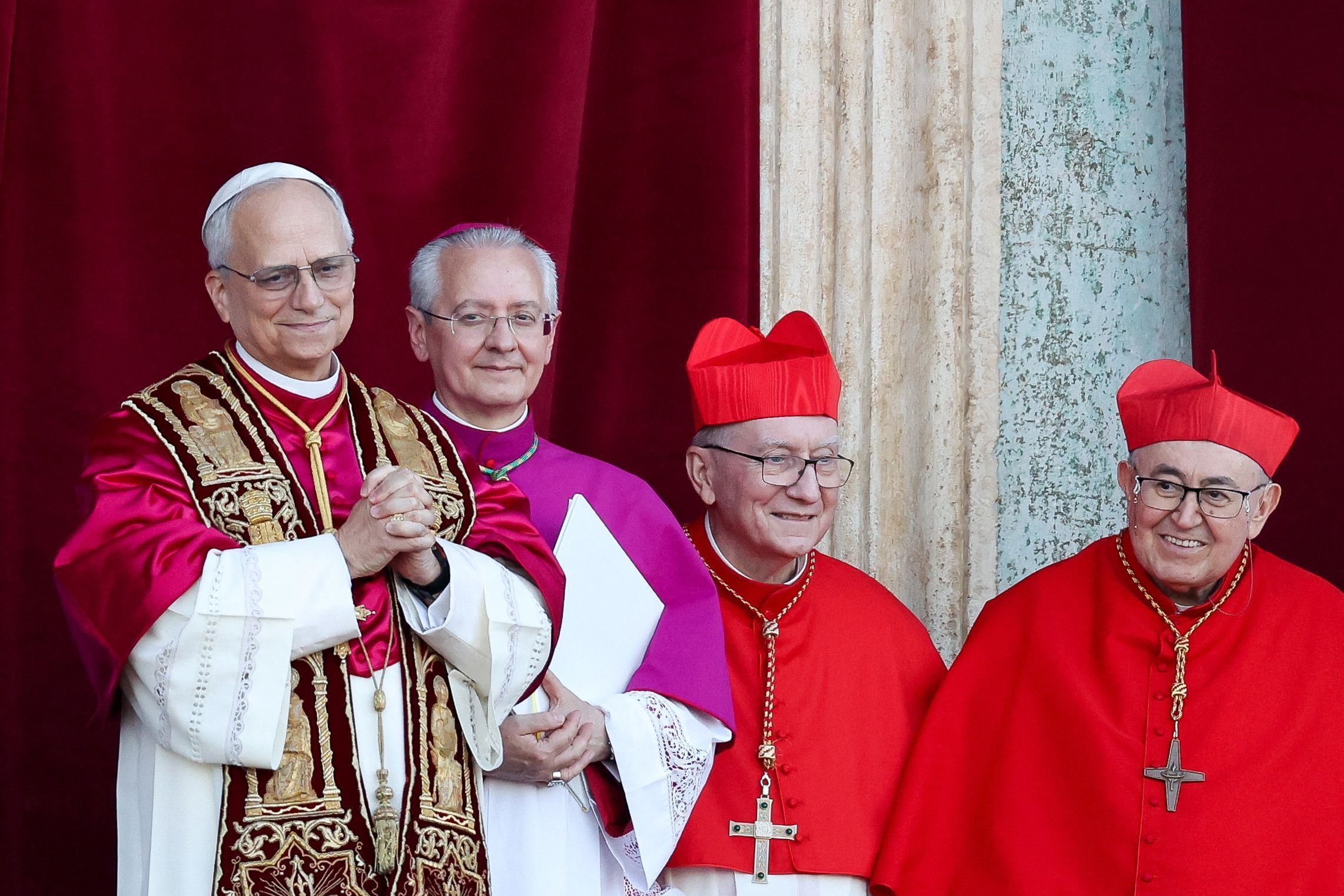 Novo papa Leão 14 aparece na sacada da Basílica de São Pedro