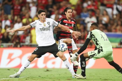 Pedro, do Flamengo, disputa a bola no clássico contra o Botafogo pelo Brasileirão
