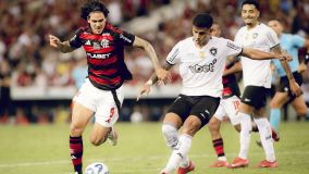 Pedro em ação no clássico entre Flamengo e Botafogo