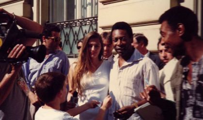 Ilze Scamparini ao lado de Pelé e um sósia do Rei, em Roma, durante a Copa de 1990